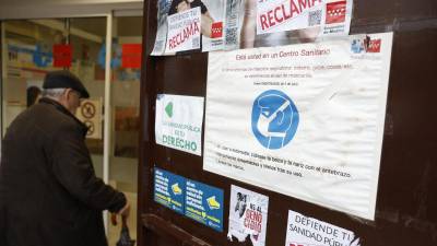 Entrada al centro de salud Abrantes en el barrio madrileño de Carabanchel, este martes. Los centros de salud se encuentra saturados debido a la epidemia estacional de virus respiratorios como la gripe y la covid.