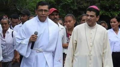 Montesinos junto al obispo Rolando Álvarez, también sentenciado en Nicaragua por traición a la patria.