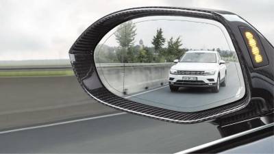 Los retrovisores son cruciales para prevenir accidentes, sobre todo al cambiar de carril en una calle o carretera.