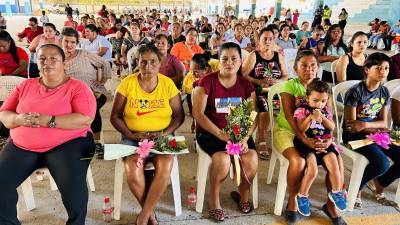 Unas 375 mujeres de Nueva Arcadia celebraron previo al Día de la Mujer en el Estadio Infantil de la ciudad de La Entrada, en el occidente de Honduras.