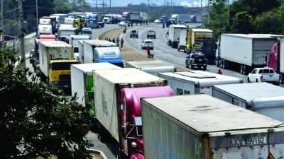La paralización de los camiones provocó enormes filas de vehículos en la zona central del país y en la salida al sur de San Pedro Sula. Foto: Moisés Valenzuela