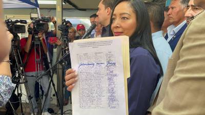 La diputada Lissi Matute Cano muestra la lista de sus compañeros de bancada.