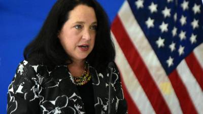 Ministro salvadoreño dice que diplomática de EEUU debería abandonar el país