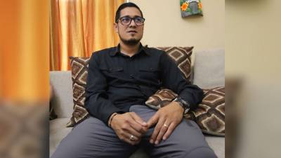 El tratamiento que urge Roger es para evitar un cáncer de colon y una colostomía, es decir, que le quiten el colon y le coloquen la famosa bolsa, por donde se drenan las heces.