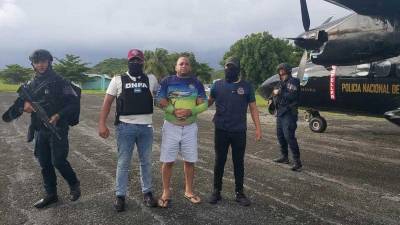 Agentes de la Dirección Nacional Policial Antidrogas trasladan a Tegucigalpa al extraditable Michael Derringen, alias “El caracol”.
