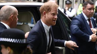El hijo menor del rey Carlos III, el príncipe Harry llega hoy a Londres.
