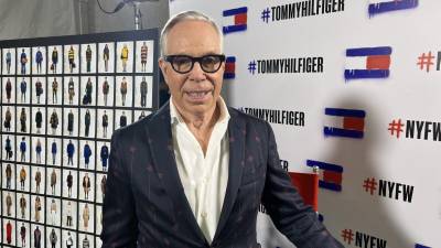 El diseñador Tommy Hilfiger posa previo al desfile de su colección otoño-invierno 2024 en la Semana de la Moda de Nueva York (EE.UU.).