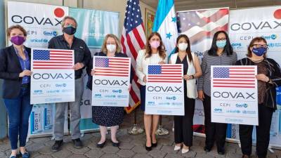 En la entrega de las vacunas participó la encargada de Negocios de la Embajada estadounidense, Colleen Hoey, la directora de la Agencia de los Estados Unidos para el Desarrollo Internacional (USAID), Janina Jaruzelski, y la viceministra de Proyectos e Inversiones de la Secretaría de Salud de Honduras, Suani Montalván.