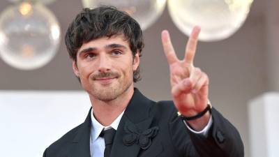 Jacob Elordi se encontraba en un bar con sus amigos la tarde del sábado cuando el reportero<b> </b>Joshua Fox, de la emisora australiana KIIS FM, se le acercó mientras salía del inmueble.