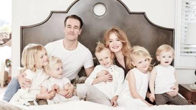 Al actor James Van Der Beek le sobreviven su esposa, Kimberly Van Der Beek, y sus seis hijos. El protagonista de Dawson's Creek falleció el 11 de febrero, más de un año después de anunciar que le habían diagnosticado cáncer colorrectal. Kimberly anunció la triste noticia en una publicación de Instagram.