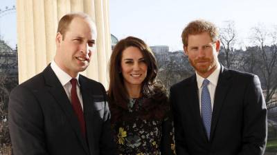 El Príncipe William junto a su esposa Kate y su hermano menor Harry, en una foto de archivo.