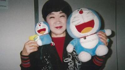 Nobuyo Oyama con peluches de “Doraemon”, a quien le dio voz durante 26 años.