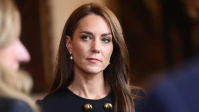 Kate Middleton es acusada de haber retocado una imagen de los bisnietos de la fallecida reina Isabel II.