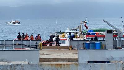 Fotografía muestra la embarcación que transportaba los fardos de droga en la zona insular de Honduras.