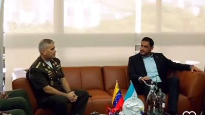 José Manuel Zelaya, con su homólogo de Venezuela, Vladimir Padrino.
