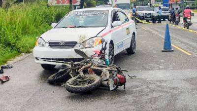 La motocicleta en la que se conducía don Roberto Mercedes Ortiz Gutiérrez quedó frente al taxi y su cuerpo a pocos metros.