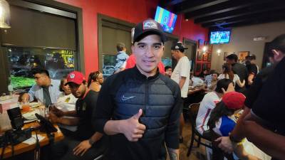 Michaell Chirinos estuvo presente en los festejos de Olimpia tras el bicampeonato.