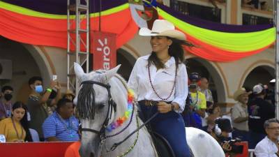 Una joven monta un caballo de raza durante el desfile hípico previo al Gran Carnaval de la Amistad 2022.