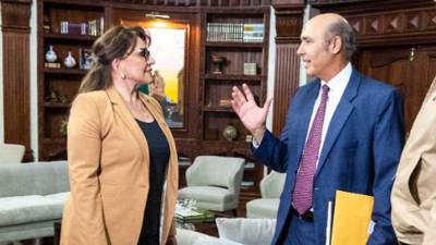 La presidenta Xiomara Castro conversa con Hugo Llorens.