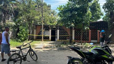 Escena del crimen donde fueron asesinados dos hombres este domingo en San Pedro Sula.