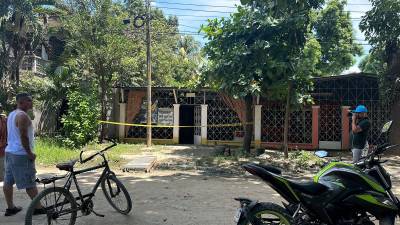 Escena del crimen donde fueron asesinados dos hombres este domingo en San Pedro Sula.