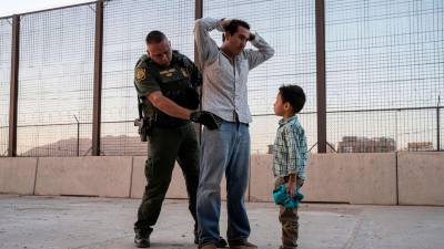 Tres padres migrantes separados de sus hijos en la frontera demandaron al Gobierno de EEUU por los daños causados.