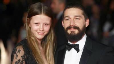 Shia LaBeouf y su esposa Mia Goth se separaron discretamente hace casi un año, según informó una fuente en exclusiva al sitio Page Six. Se desconoce si ya han solicitado el divorcio.