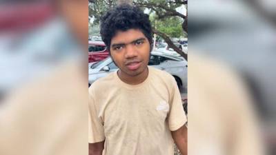 El joven tiene 20 años.