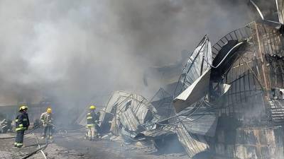 Un infernal incendio desatado esta mañana de martes consumió tres negocios en Tegucigalpa, capital de Honduras.