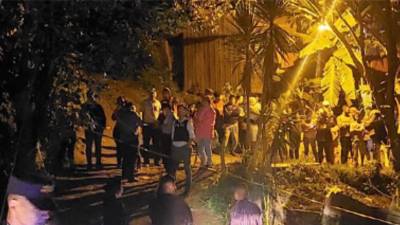 Decenas de pobladores rodearon la escena donde había quedado el cuerpo.
