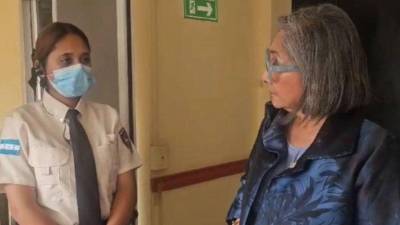 Diputada Maribel Espinoza frente a una guardia del Congreso Nacional.