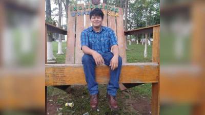 Miembros del Cuerpo de Bomberos llevaron al joven herido a la emergencia del hospital de Atlántida.