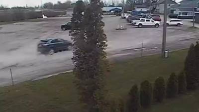 Una mujer en estado de ebriedad fue detenida luego de embestir a varias personas que celebraban una fiesta de cumpleaños.