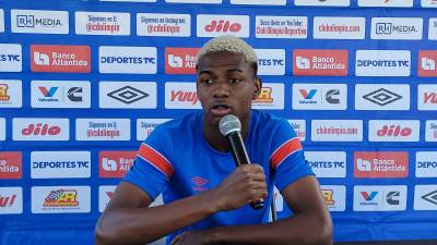 Julián Martínez en conferencia de prensa previo al partido de ida de las semifinales entre Génesis y Olimpia.