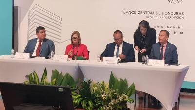 Presidenta del BCH, Rebeca Santos, en compañía del secretario de Finanzas, Christian Duarte.