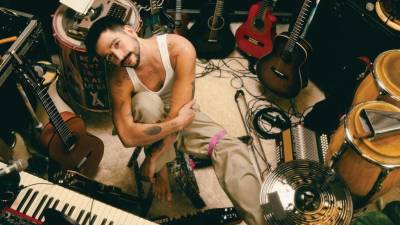 Camilo lanza su nuevo álbum, ‘Cuatro’, un tributo a los ritmos tropicales