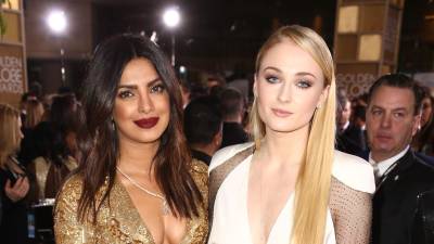 Priyanka Chopra y Sophie Turner en una foto de archivo.