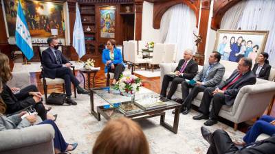 La presidenta de Honduras, Xiomara Castro, reunida con la misión exploratoria de las Naciones Unidas.