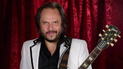 Lino Nava fue uno de los guitarristas más reconocidos en América Latina; saltó a la fama tras fundar la banda La Lupita en 1991.