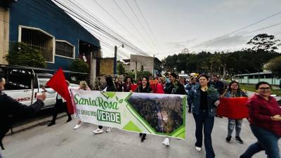 Ciudadanos realizaron una manifestación en contra de la intención del cambio de uso de suelo de una zona de interés forestal que había sido aprobada por regidores de la Corporación Municipal de Santa Rosa de Copán.