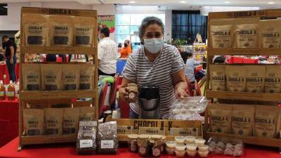 Una mujer emprendedora expone sus productos en el Bazar del Sábado en San Pedro Sula.