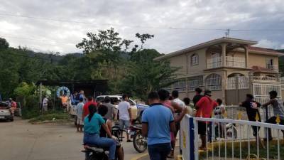 Decenas de vecinos salieron a presenciar lo ocurrido.