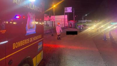 Los paramédicos del Cuerpo de Bomberos llegaron a la escena del crimen para corroborar que la víctima ya no tenía signos vitales.