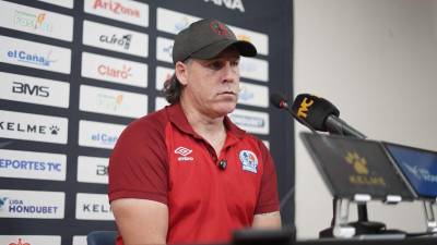 Gustavo Reggi en conferencia de prensa tras la derrota de Olimpia ante Real España.