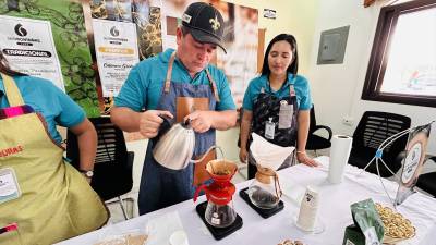 El barista profesional Elder Fuentes prepara café con método Chemex que permite disfrutar de una taza de café suave que resalta sabores y aromas naturales del grano procesado en La Labor, Ocotepeque.