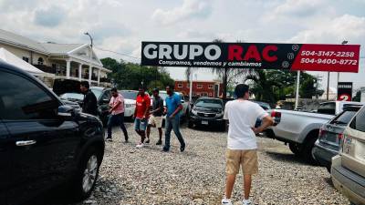 Imagen de la feria del Descuentazo. Asistieron varios personas en busca de sus autos de preferencia.