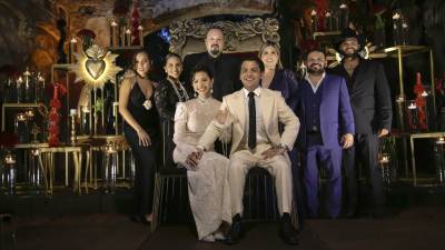 La foto familiar tras la boda de Christian Nodal y Ángela Aguilar.