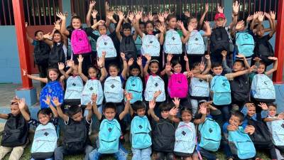Los niños muestran alegría al recibir útiles escolares.