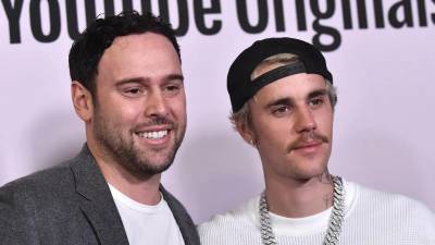 Scooter Braun junto a Justin Bieber