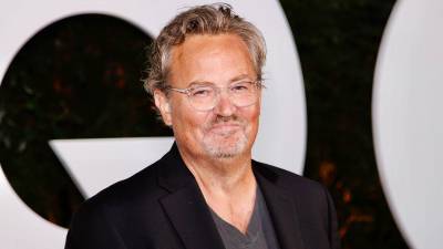 Matthew Perry, uno de los protagonistas de la comedia televisiva “Friends” fue encontrado muerto en su residencia el sábado 28 de octubre de este año. Su fallecimiento ha conmocionado a los fans de la popular serie de la década de los 90. Sus familiares y amigos cercanos han externado sus muestras de pesar.
